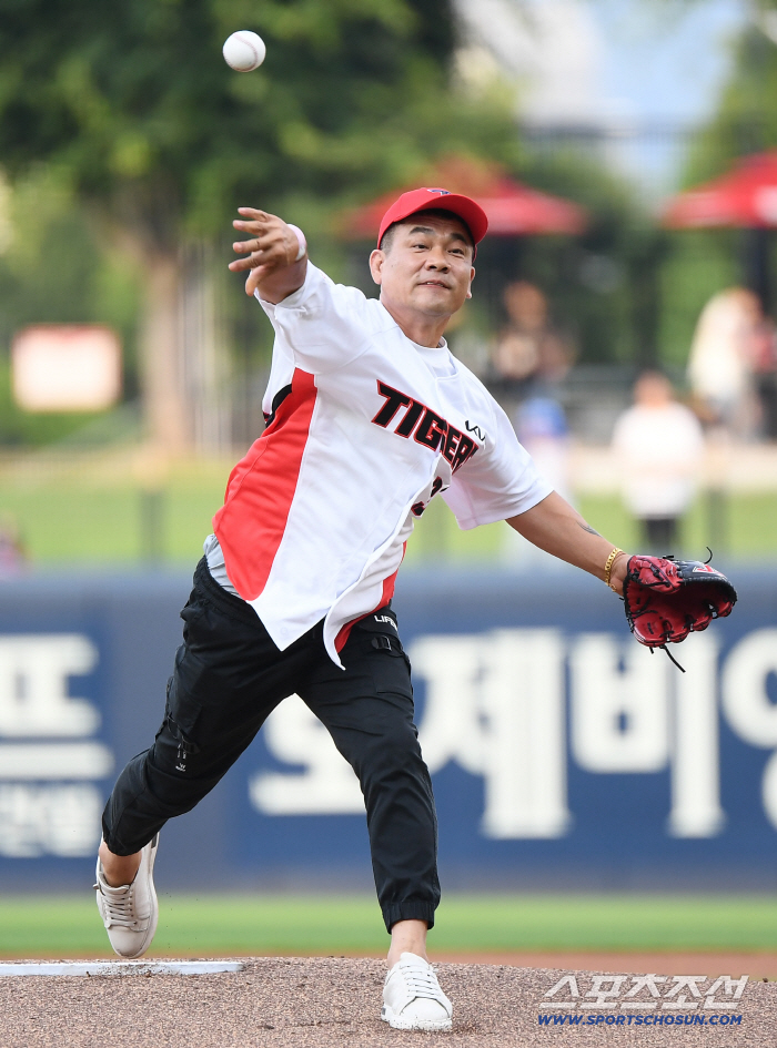 The first pitch of the elderly righteous man in the water crisis at the only moment that touched KIA fans