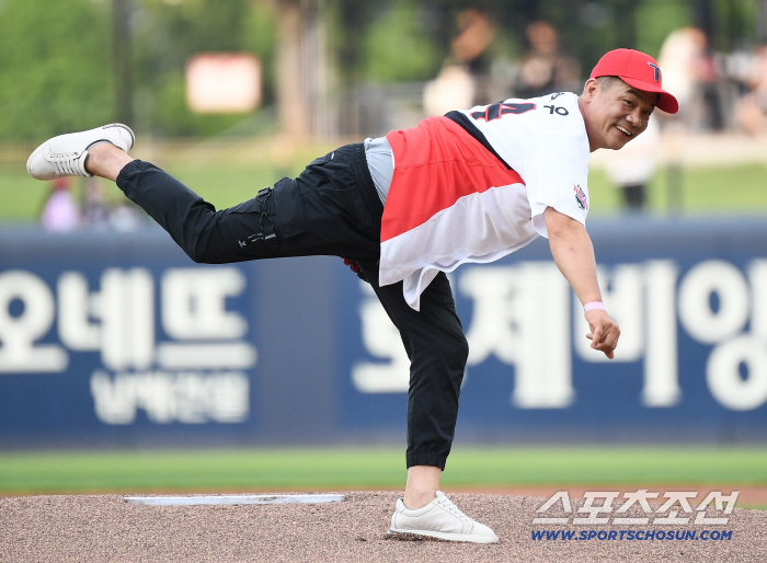 The first pitch of the elderly righteous man in the water crisis at the only moment that touched KIA fans