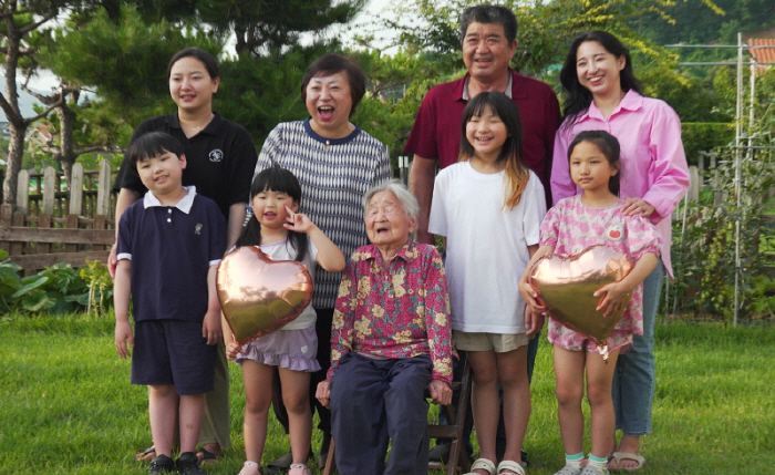 I'm 99, and my mom can't stop me..A birthday party with four generations
