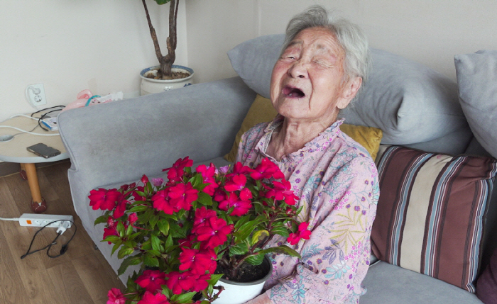 I'm 99, and my mom can't stop me..A birthday party with four generations