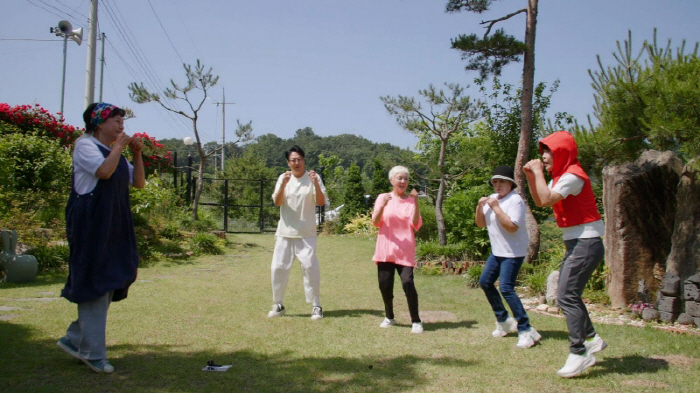 I'm 99, and my mom can't stop me..A birthday party with four generations
