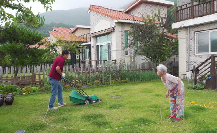 I'm 99, and my mom can't stop me..A birthday party with four generations