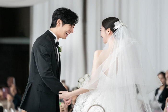 Lee Sang-yeop and his wife, a ♥ financier, are living in an unexpected honeymoon and only holding hands