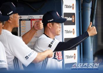  Acting director Cho Sunghwan, thumbs up
