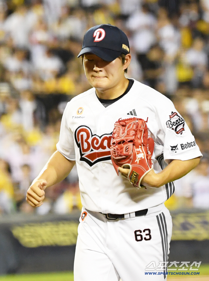  Doosan closer Kim Taek-yeon who collapsed in the 9th inning