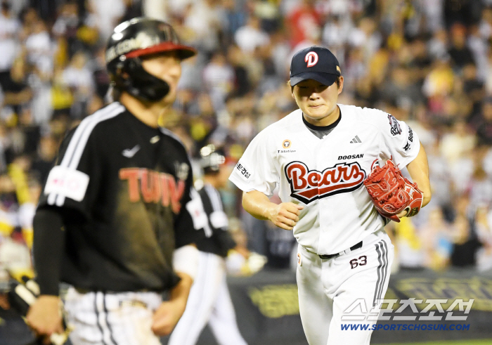  Doosan closer Kim Taek-yeon who collapsed in the 9th inning