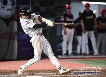  HAN TAE YANG hits a timely two-run ball