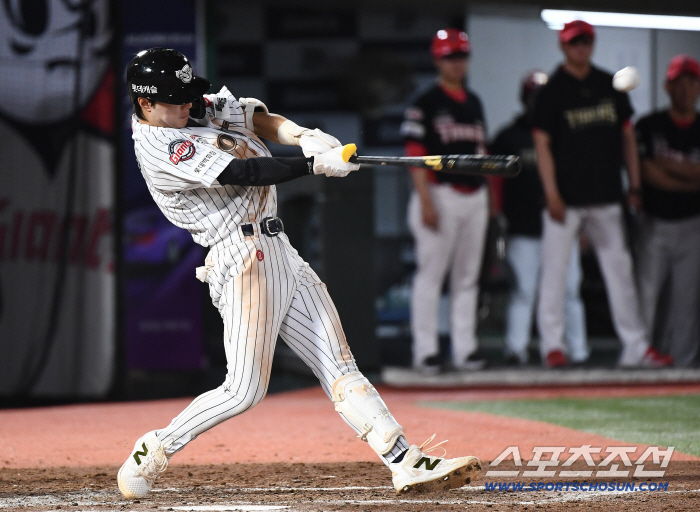  HAN TAE YANG hits a timely two-run ball