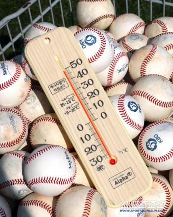 Jamsil Baseball Stadium Ground 50 degrees amid the heatwave warning