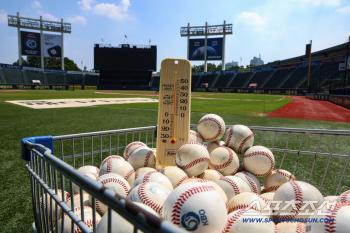  Jamsil Baseball Stadium Ground 50 degrees amid the heatwave warning