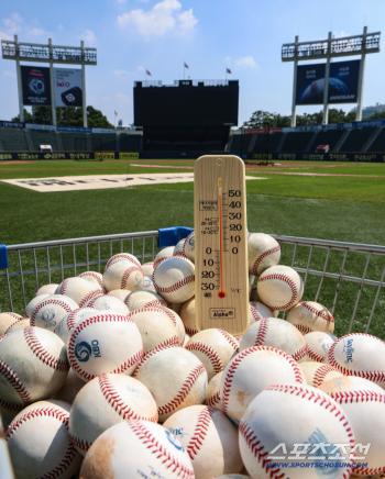  Jamsil Baseball Stadium Ground 50 degrees amid the heatwave warning