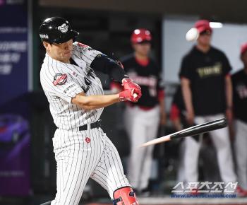  Jeon Junwoo broke the bat, but got a hit
