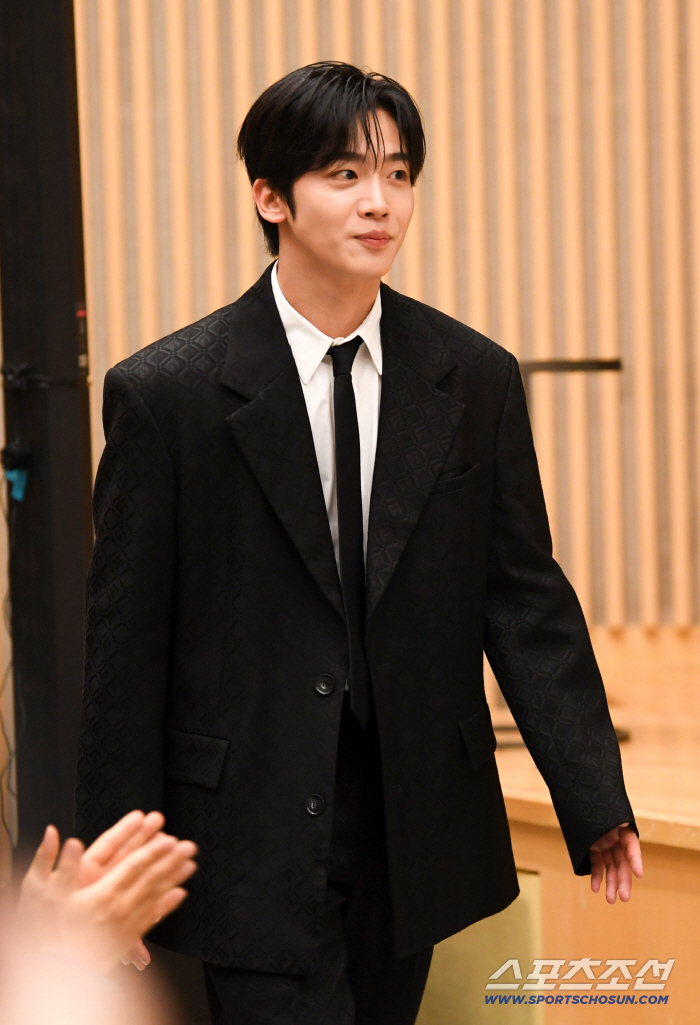  Kim Yo Han is handsome