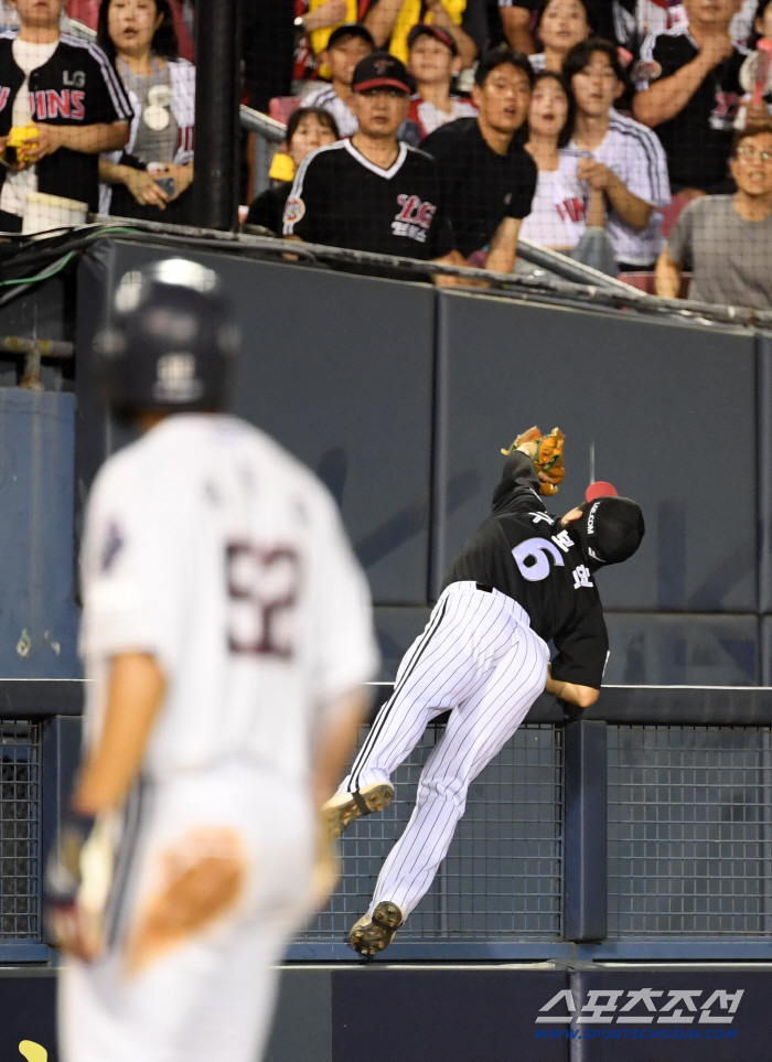  LG Koo Bon-hyuk finished the game by climbing up the fence