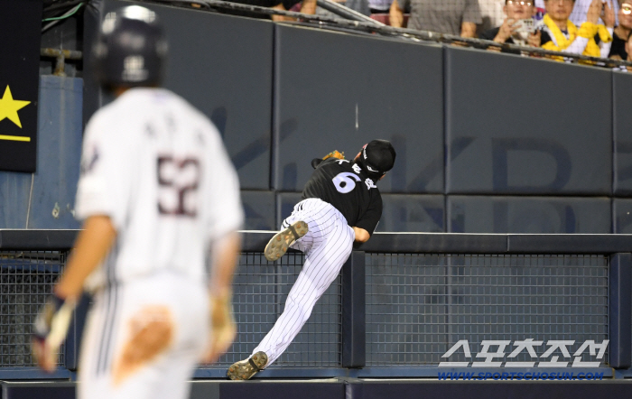  LG Koo Bon-hyuk finished the game by climbing up the fence