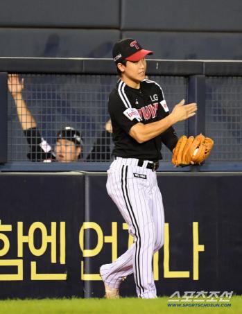  LG Koo Bon-hyuk finished the game by climbing up the fence