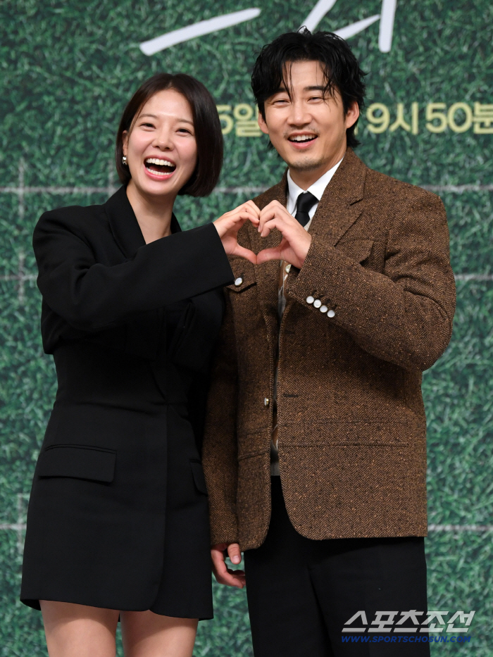  Lim Semi and Yoon Kyesang, heart