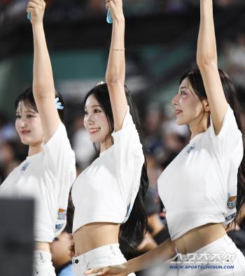  Lotte cheerleader is so bright