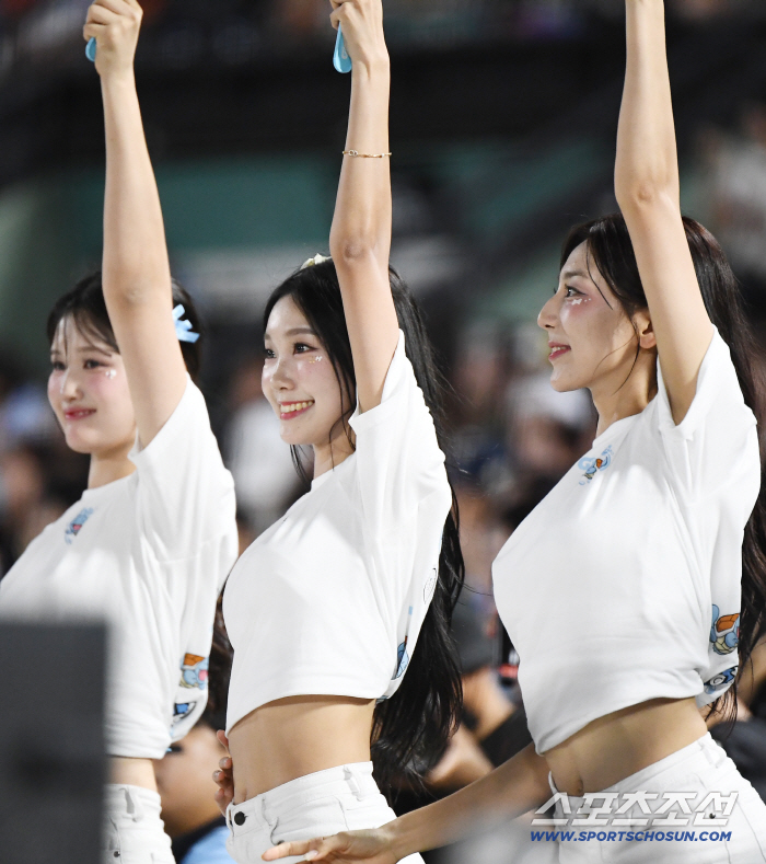  Lotte cheerleader is so bright