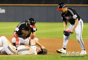  Park Hae-min takes care of Oh Myung-jin, who collapsed after the collision
