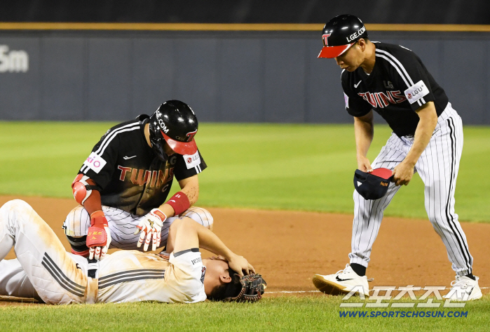  Park Hae-min takes care of Oh Myung-jin, who collapsed after the collision