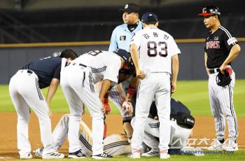  Park Hae-min takes care of Oh Myung-jin, who collapsed after the collision