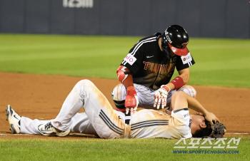  Park Hae-min takes care of Oh Myung-jin, who collapsed after the collision