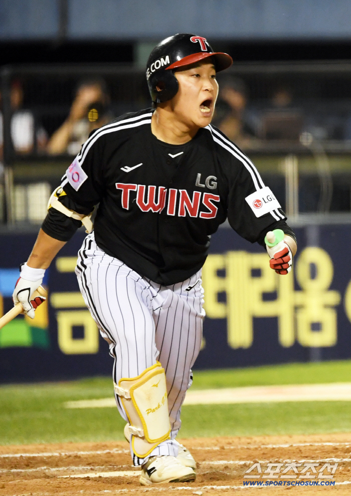  Park Kwanwoo's infield hit