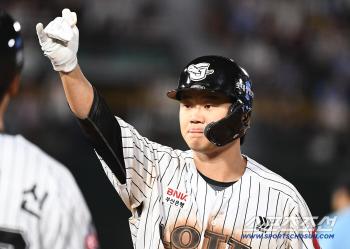  Son Hoyoung, multi-hit