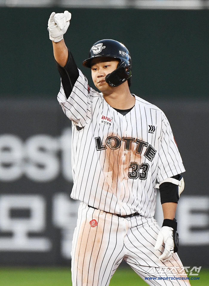  Son Hoyoung who hit a double