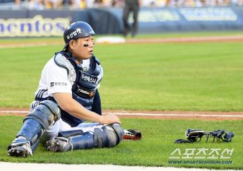  Yang Eui-ji's out count is checked