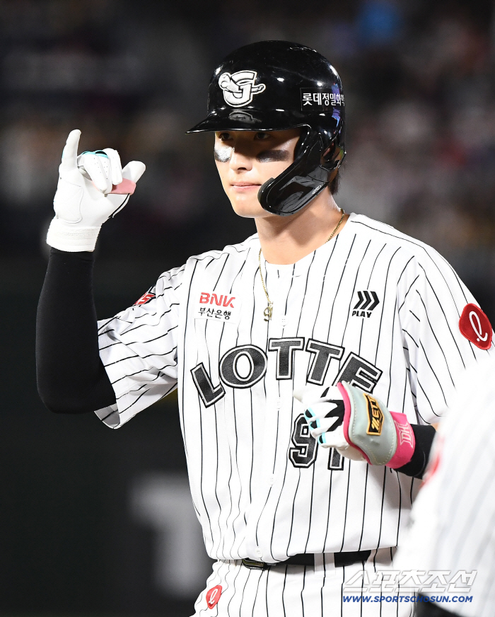  Yun Dong-hee hits a home run
