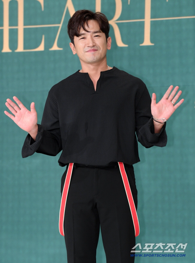 SHINHWA Lee Min-woo announces marriage in handwritten letters ♥ Be a family with a long-time relationship 