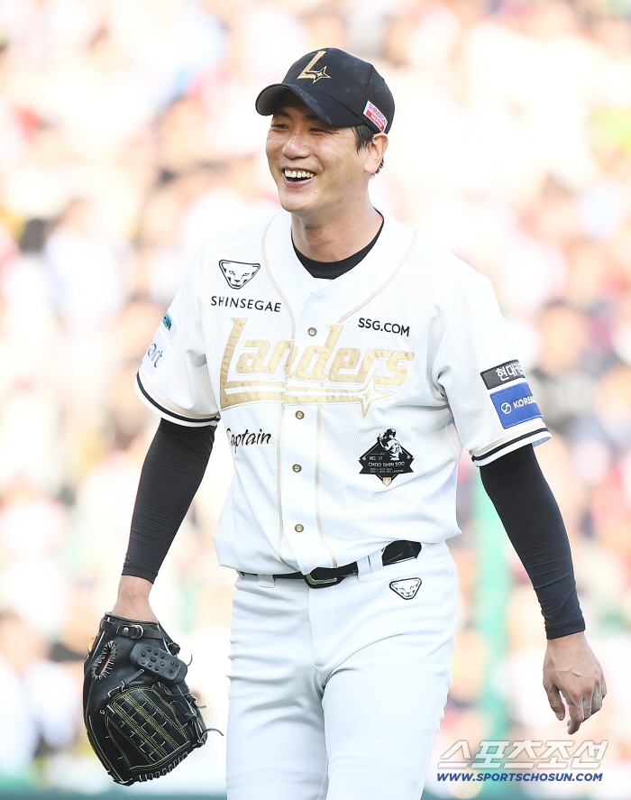The catcher who received Ryu Hyun-jin and Kim Kwang-hyun's ball should have caught it faster…It's so sad. 