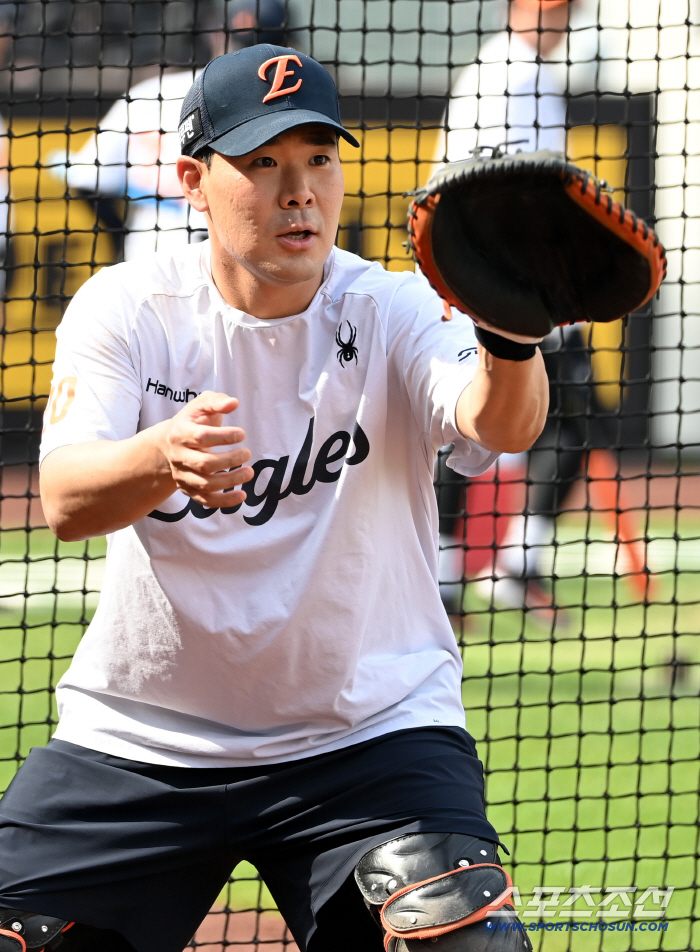 The catcher who received Ryu Hyun-jin and Kim Kwang-hyun's ball should have caught it faster…It's so sad. 