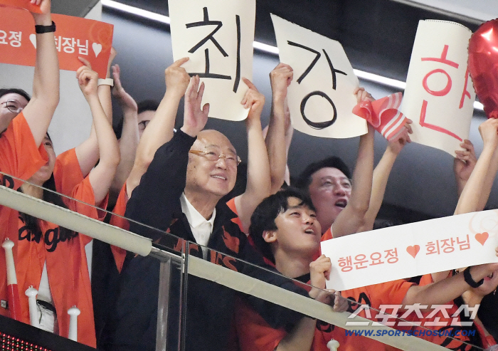 Did you come because you were curious? Chairman Kim Seung-yeon and Vice President Kim Dong-sun went to the ball park. 