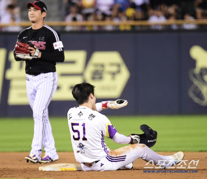 Does this make sense? He managed to steal second base through 13 checks and infinite checks, but fans watching this