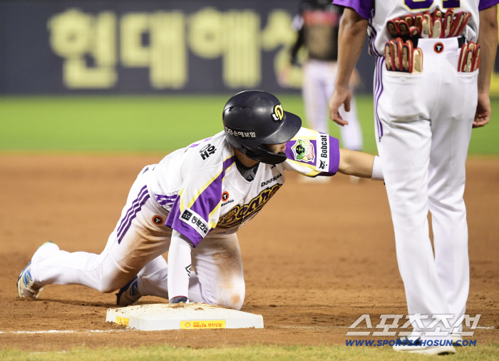 Does this make sense? He managed to steal second base through 13 checks and infinite checks, but fans watching this