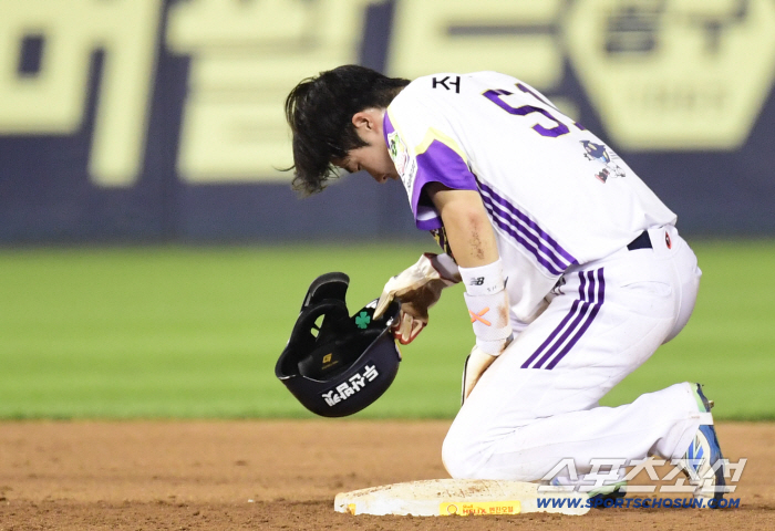 Does this make sense? He managed to steal second base through 13 checks and infinite checks, but fans watching this
