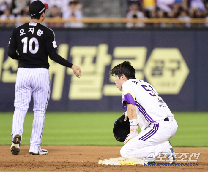 Does this make sense? He managed to steal second base through 13 checks and infinite checks, but fans watching this