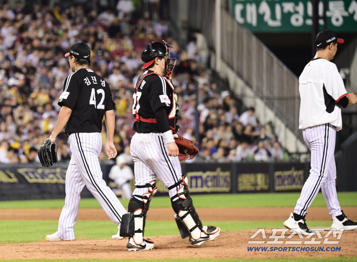 Does this make sense? He managed to steal second base through 13 checks and infinite checks, but fans watching this