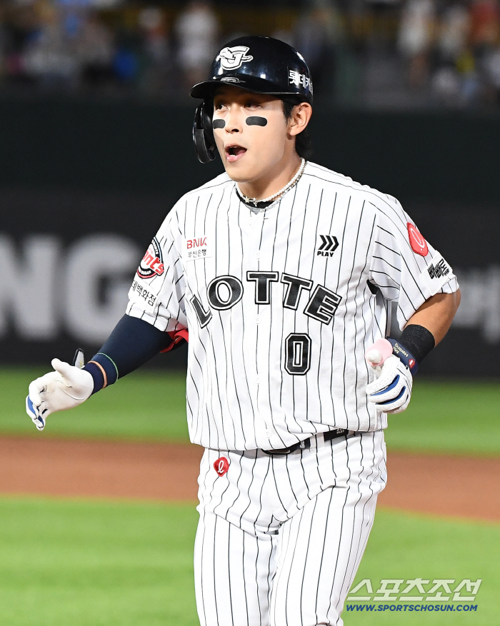 The flower director failed to reverse the storm protest...Yoon Go-hwang-son 8 hits  6 RBIs joint → KIA's 5th consecutive loss...Lotte won four times in a row 