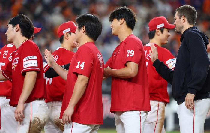 HYUNJIN is my great pitcher. I want to play again the truth after the match of the century