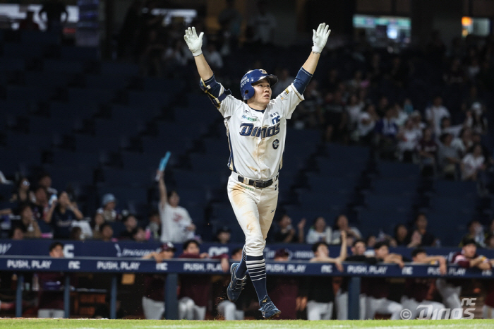 I had 1578 hits, but the first walk-off shot in my life, the bass, I was thrilled throughout