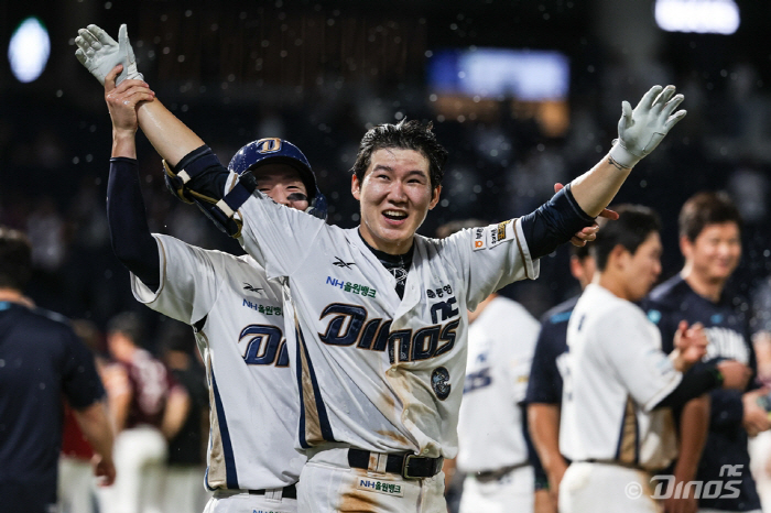 I had 1578 hits, but the first walk-off shot in my life, the bass, I was thrilled throughout