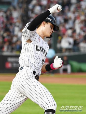 It's just the beginning, so the first home run back  the first home win in the second half...Yoon Dong-hee and Lotte's batters, who washed away no hits over the weekend, have different weights 