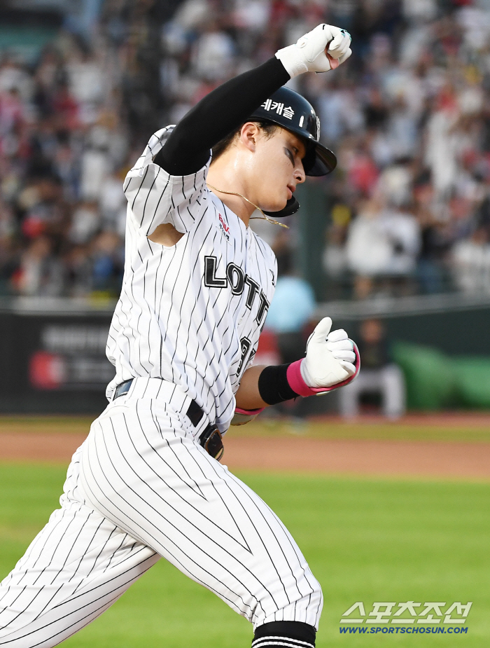 It's just the beginning, so the first home run back  the first home win in the second half...Yoon Dong-hee and Lotte's batters, who washed away no hits over the weekend, have different weights 