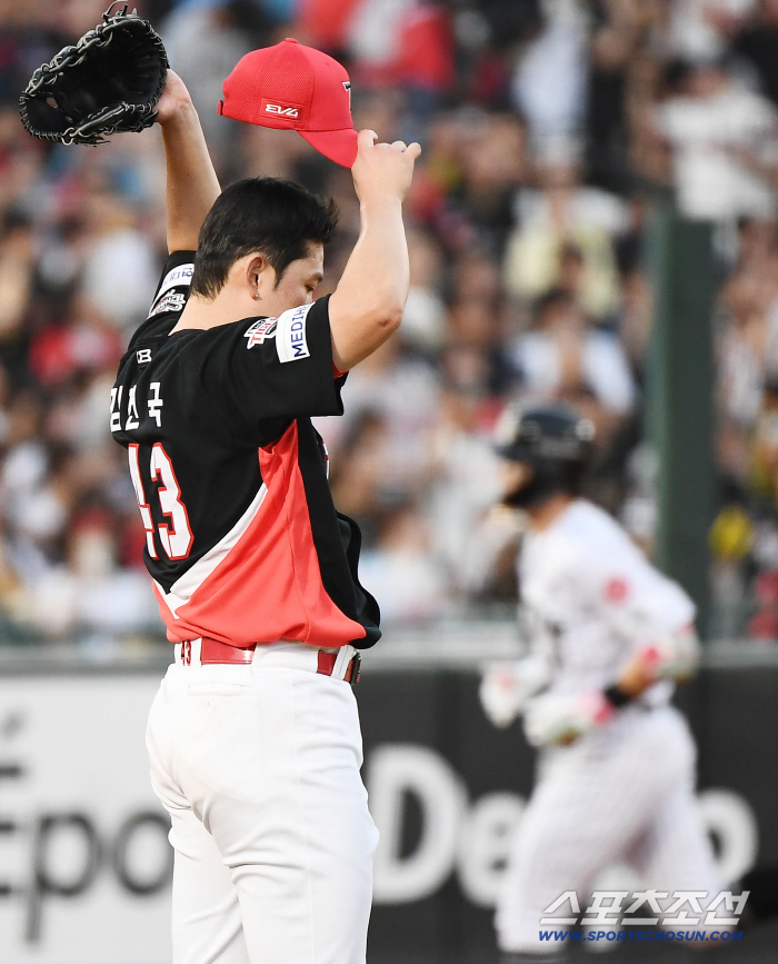It's just the beginning, so the first home run back  the first home win in the second half...Yoon Dong-hee and Lotte's batters, who washed away no hits over the weekend, have different weights 