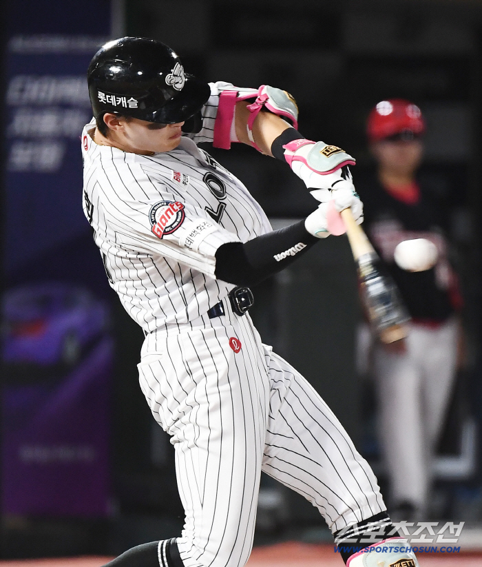 It's just the beginning, so the first home run back  the first home win in the second half...Yoon Dong-hee and Lotte's batters, who washed away no hits over the weekend, have different weights 