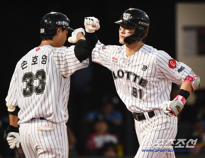 It's just the beginning, so the first home run back  the first home win in the second half...Yoon Dong-hee and Lotte's batters, who washed away no hits over the weekend, have different weights 
